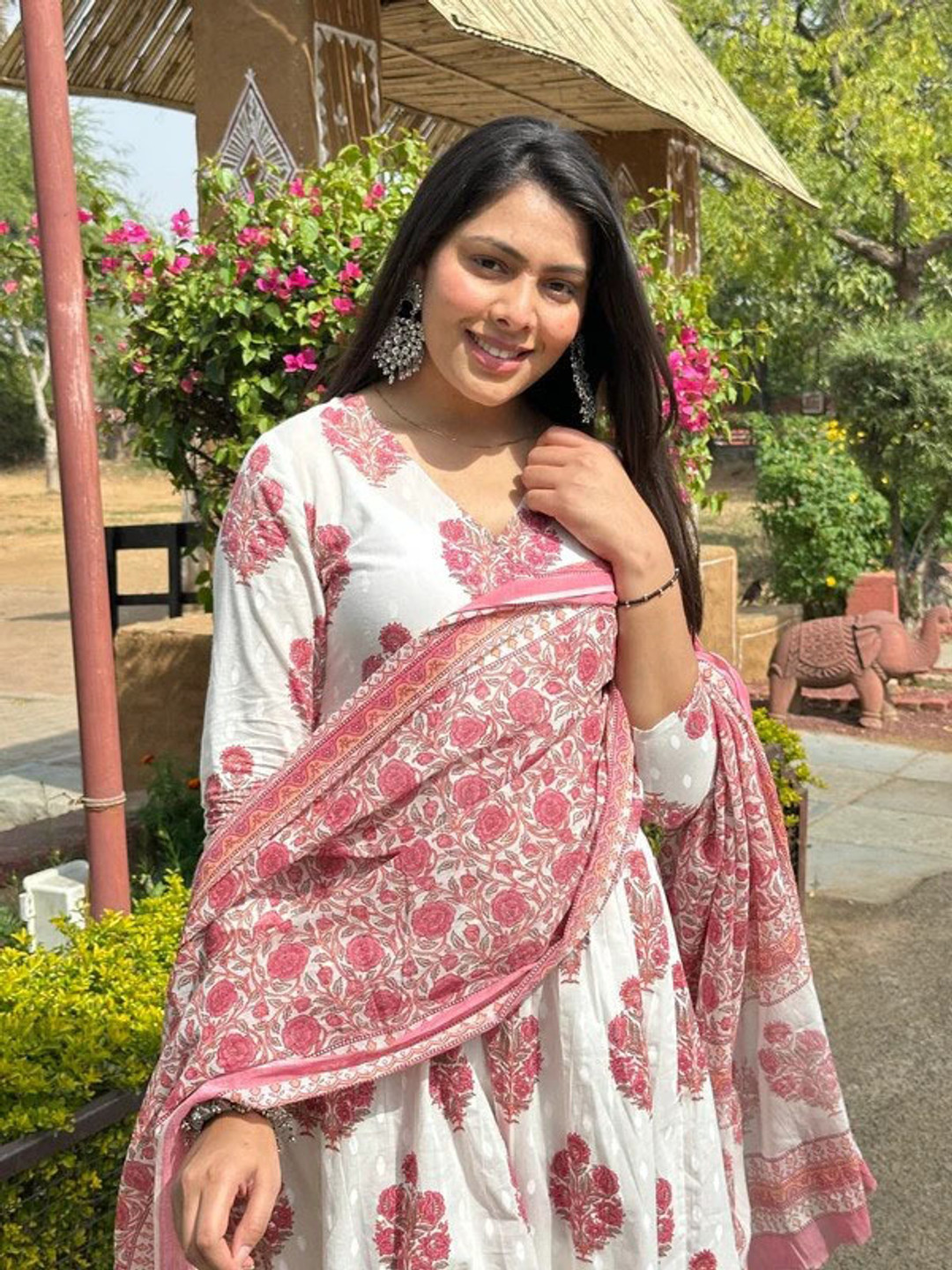 

JONAYA Women Floral Printed Regular Pure Cotton Kurta with Trousers & With Dupatta, Red