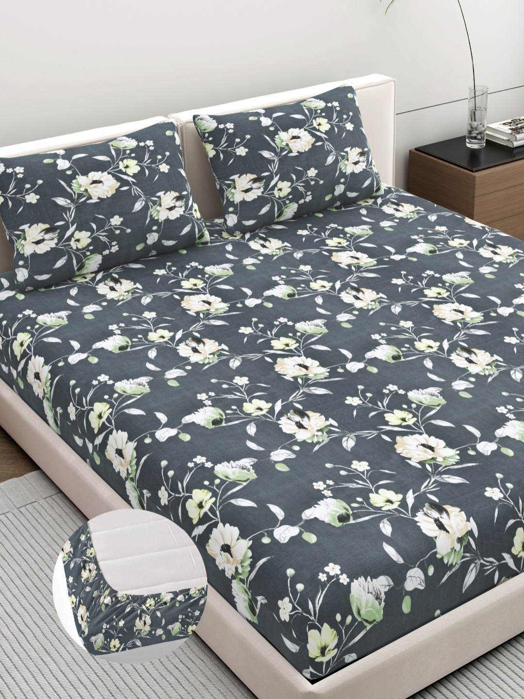 

DREAM WEAVERZ Grey & White Printed 140 TC King Fitted Bedsheet Set 2.74m x 2.74m