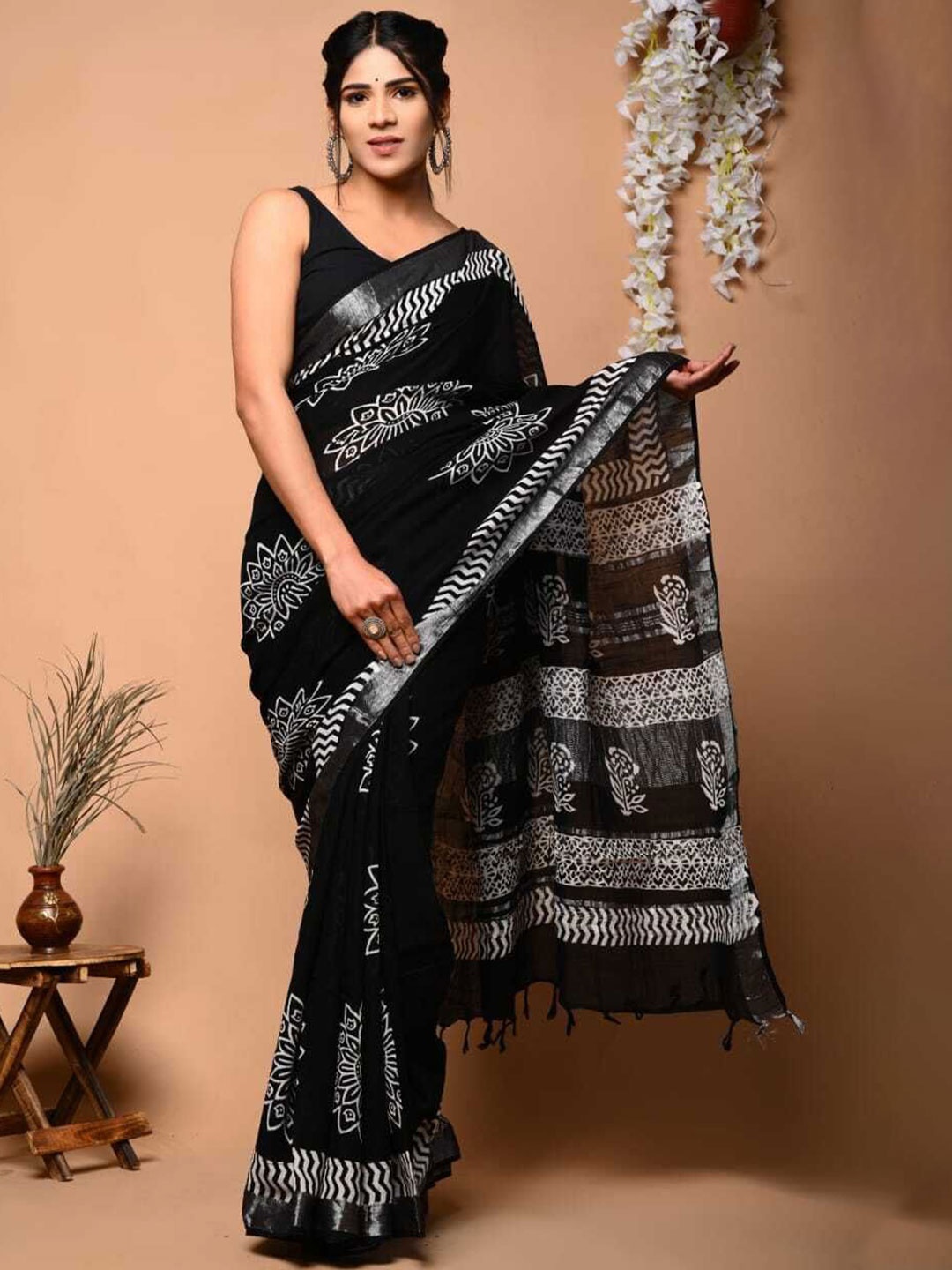 

VIJAYA VALLABH Ethnic Motifs Printed Zari Banarasi Saree, Black