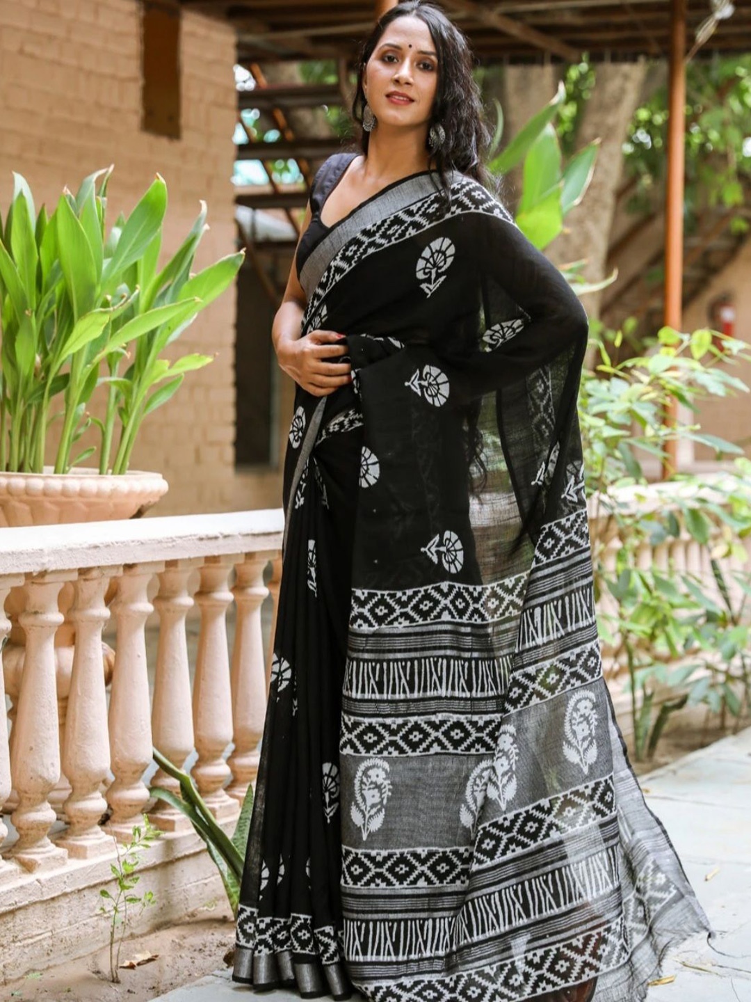 

VIJAYA VALLABH Ethnic Motifs Zari Banarasi Saree, Black