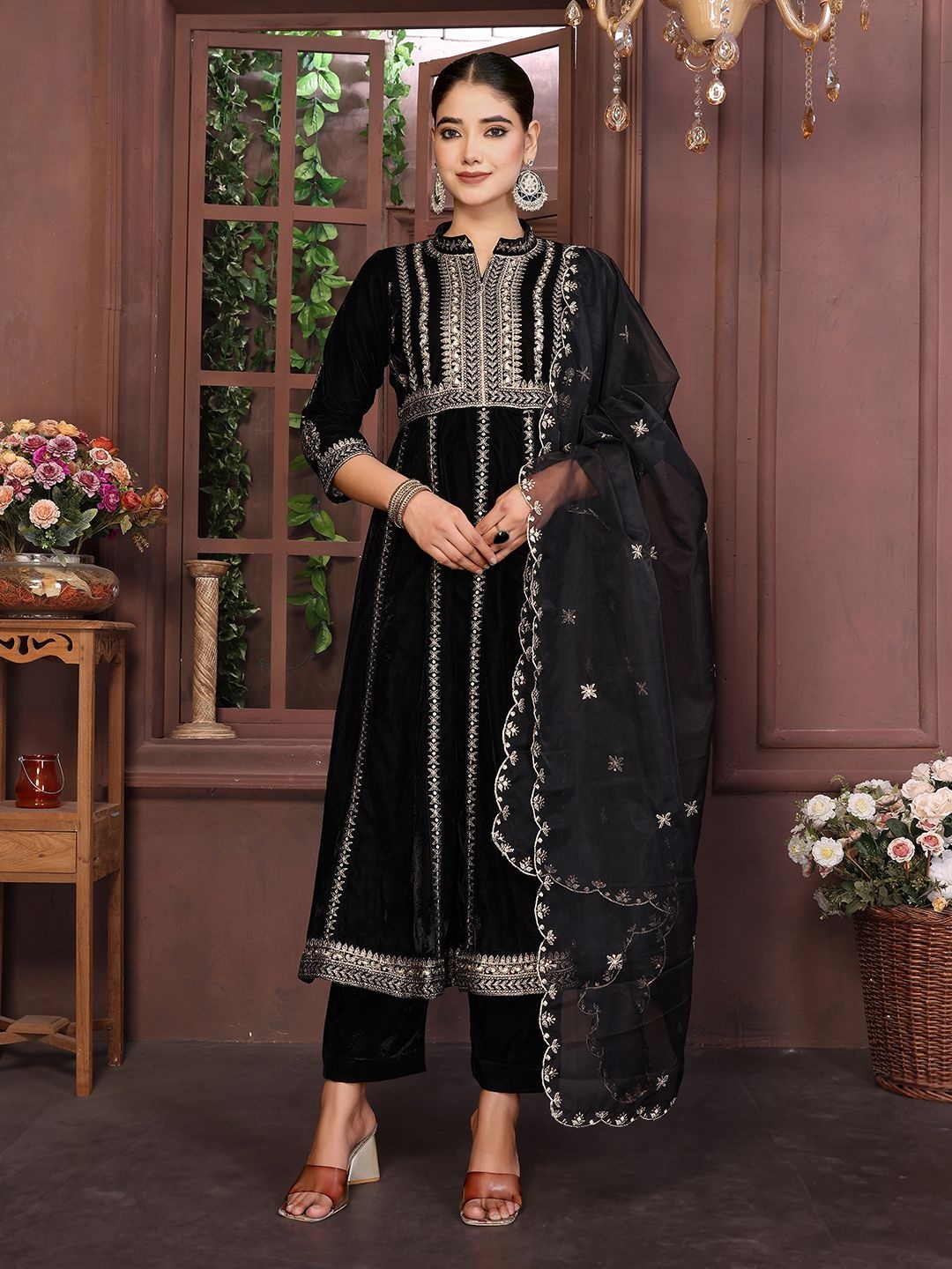 

DIVASTRI Ethnic Motifs Embroidered Notch-Neck Anarkali Kurta With Trouser & Dupatta, Black