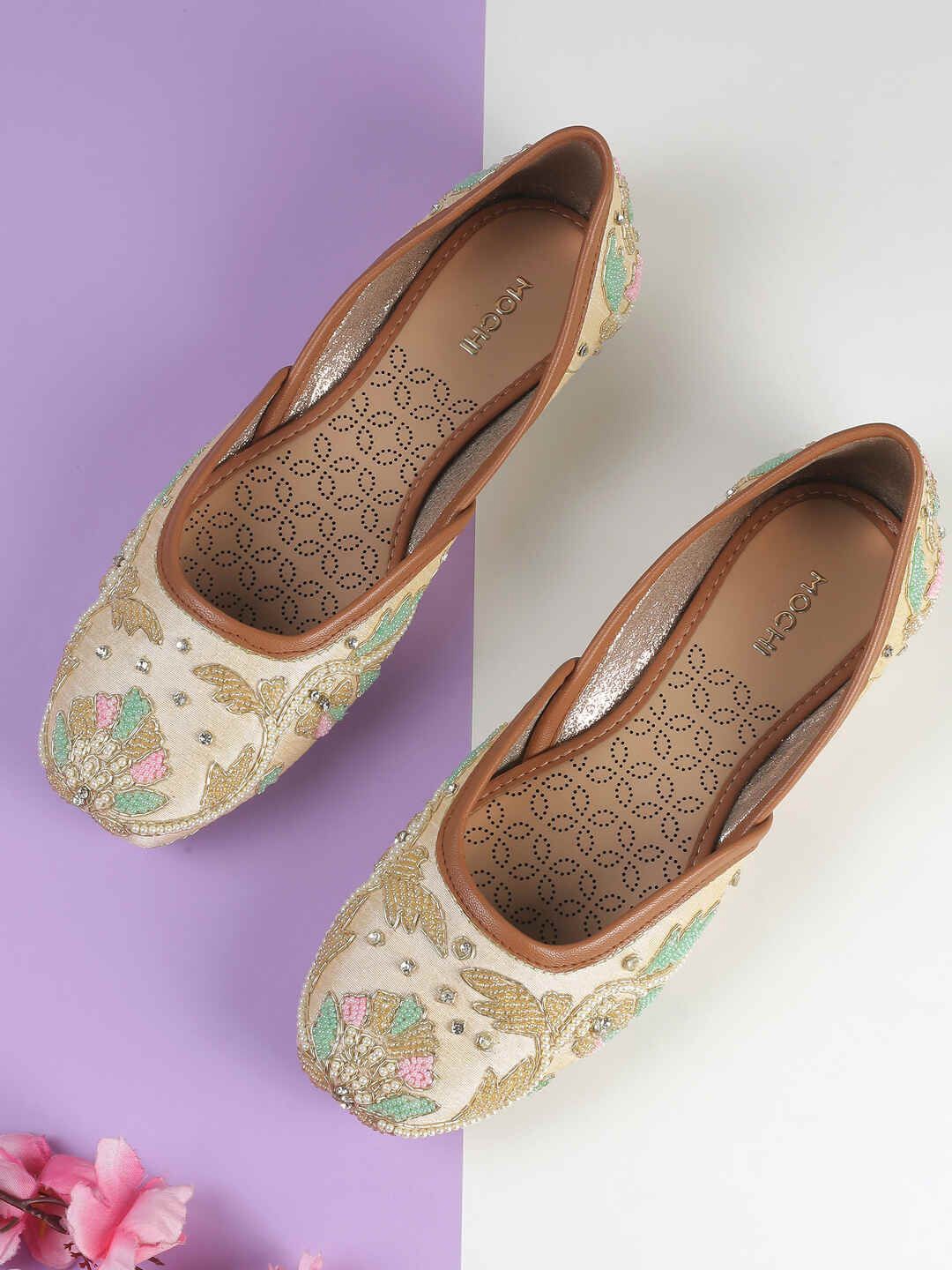 

Mochi Women Ballerinas with Laser Cuts Flats, Gold