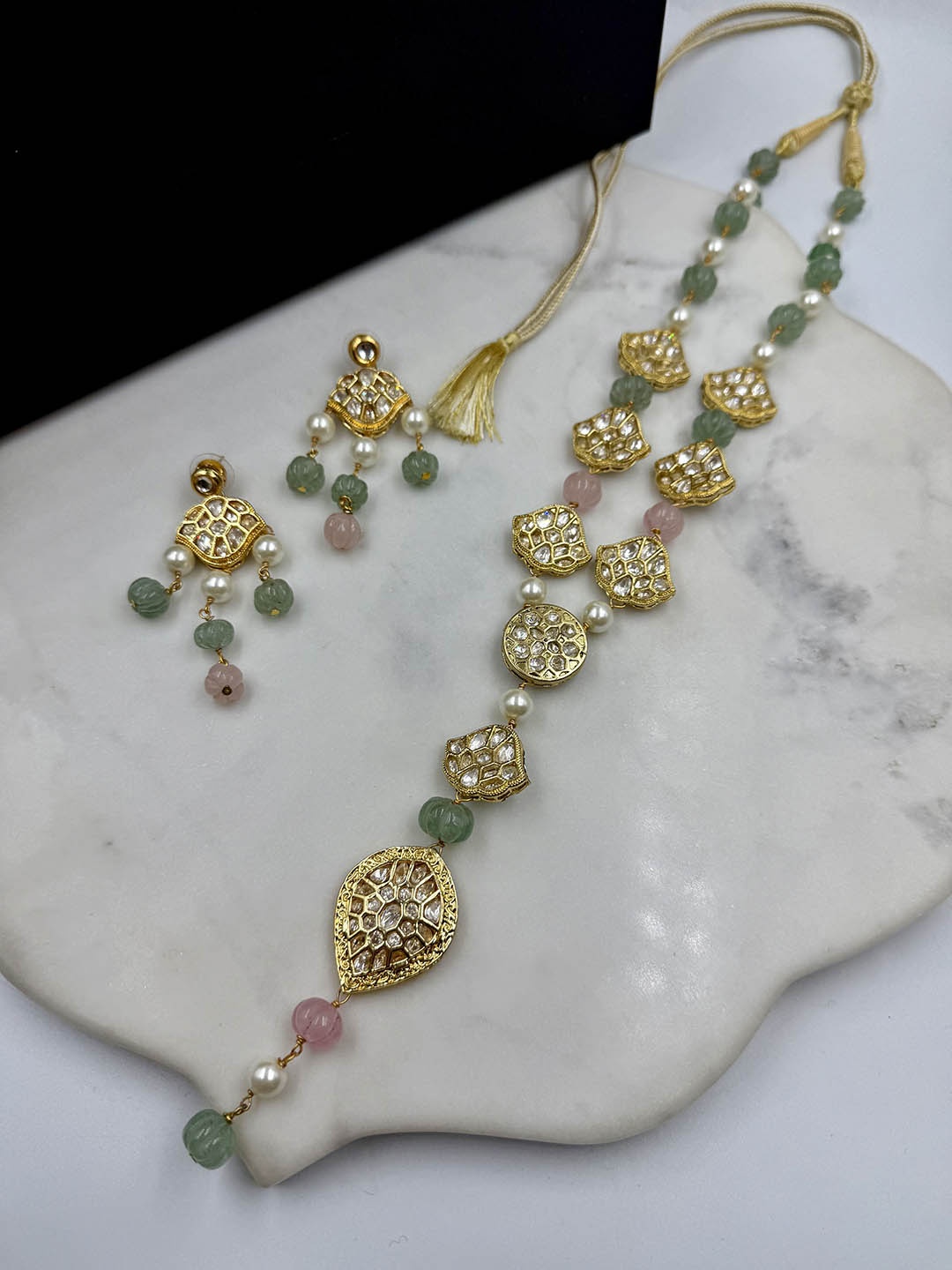 

JOVI'S JEWELS Kundan-Studded & Pearls Beaded Jewellery Set, Gold