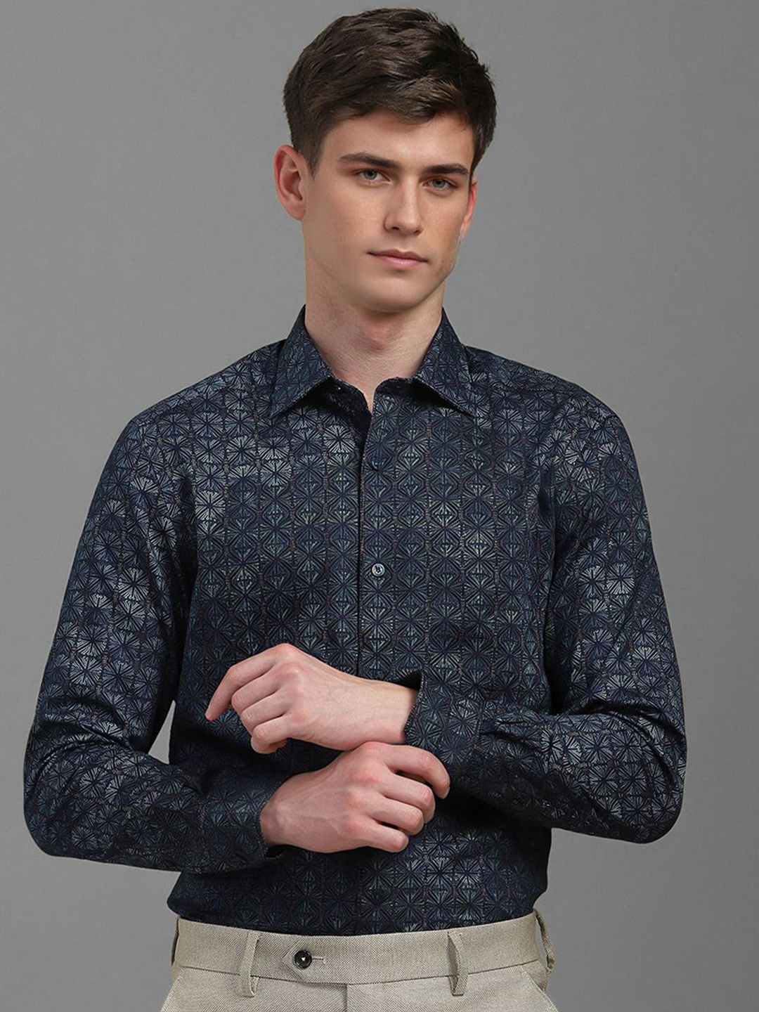 

Louis Philippe Men Classic Fit Spread Collar Floral Printed Cotton Formal Shirt, Navy blue