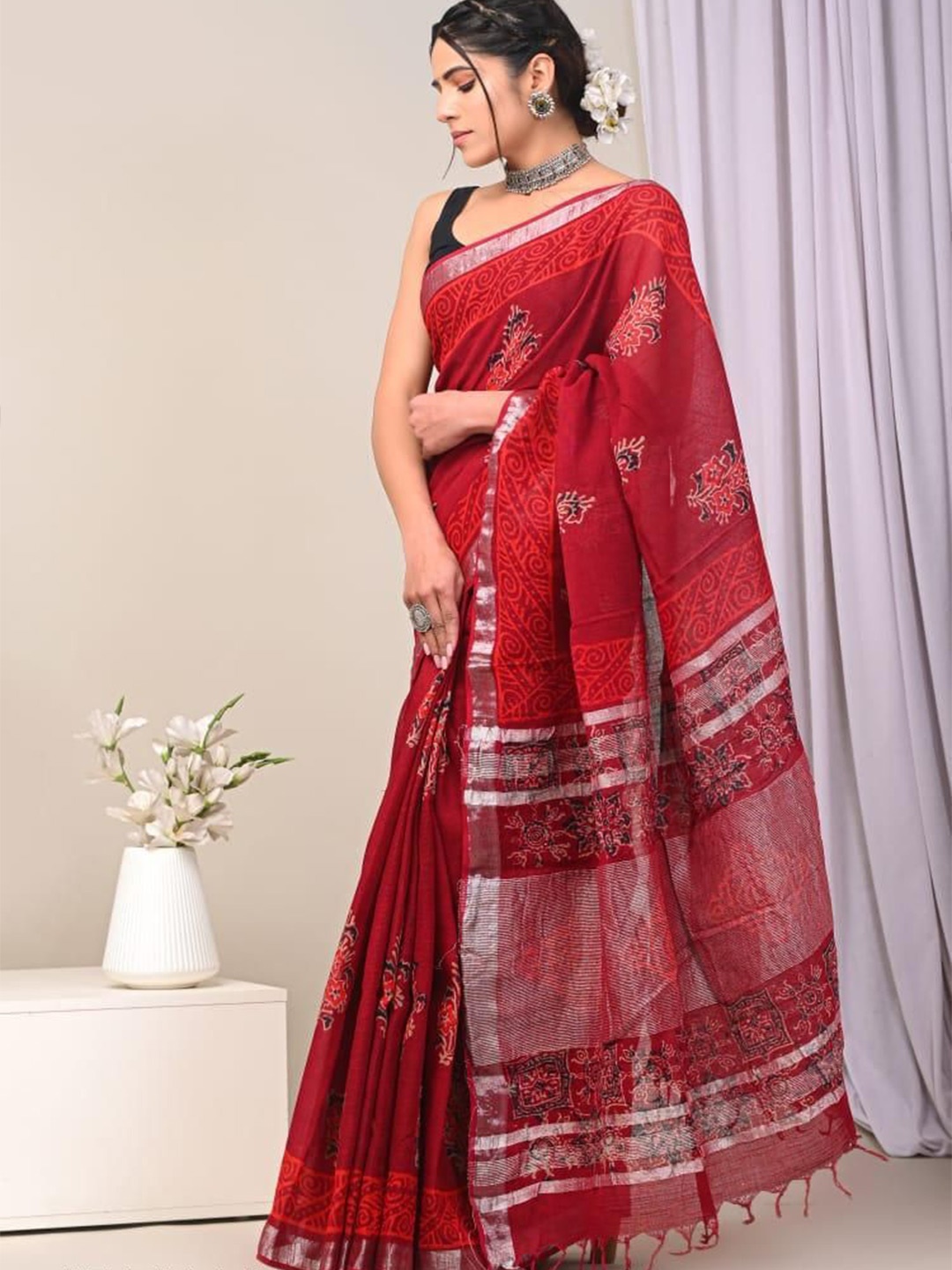 

VIJAYA VALLABH Ethnic Motifs Zari Banarasi Saree, Red