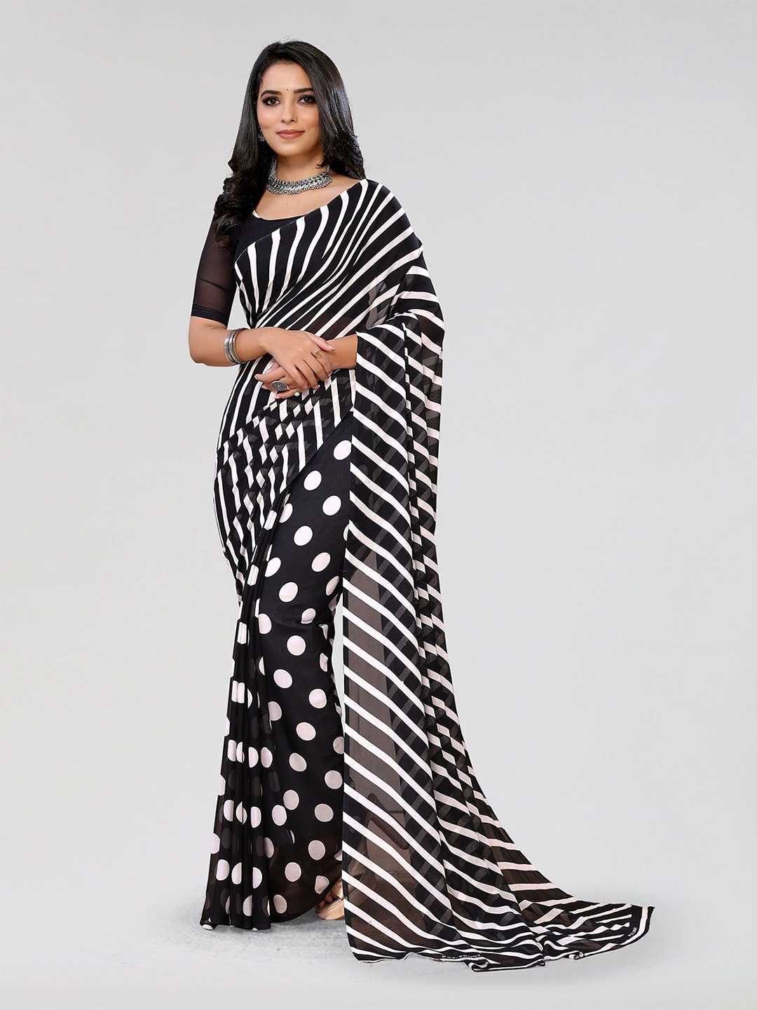 

Moda Rapido Polka Dots Printed Saree, Black