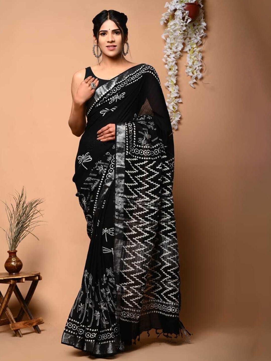 

VIJAYA VALLABH Ethnic Motifs Zari Banarasi Saree, Black