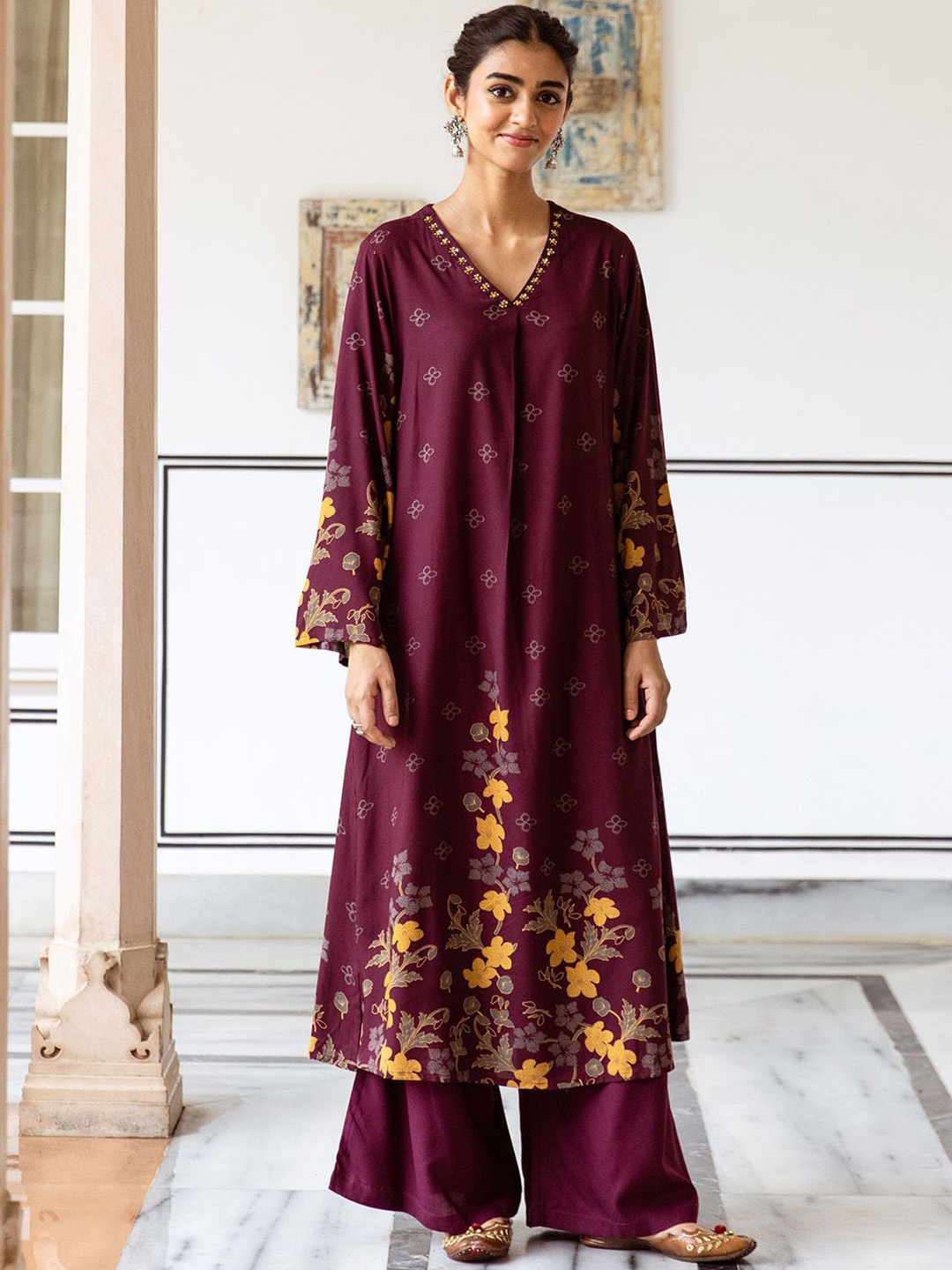 

Ishin Floral Printed V-Neck Straight Kurta With Trousers, Maroon
