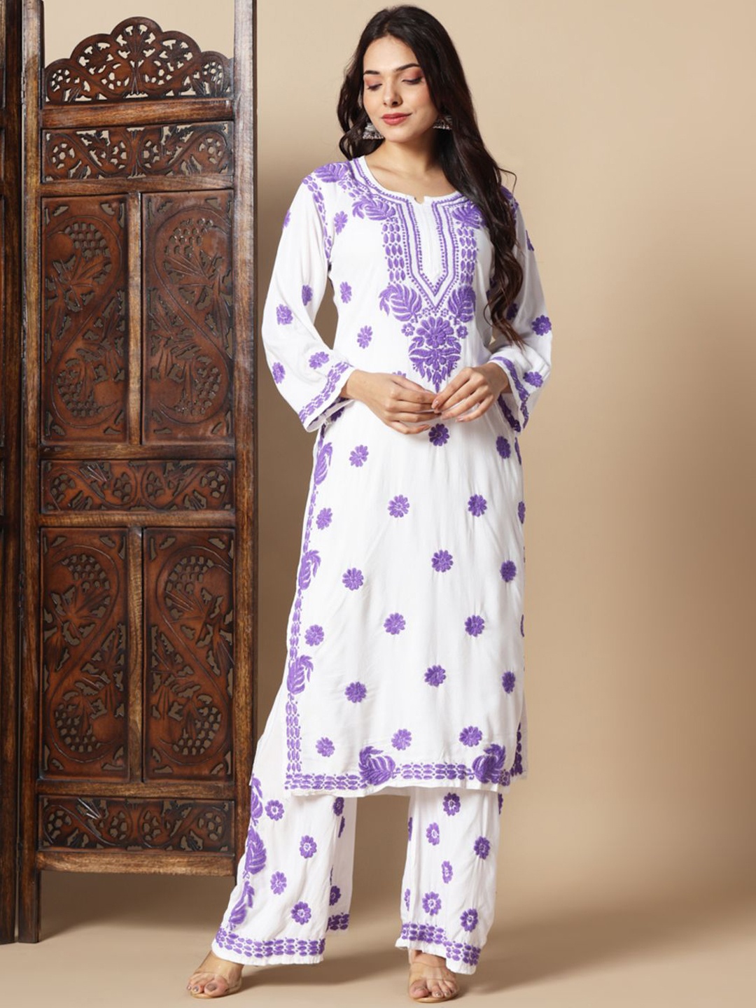 

Fashionable Chikan Handikraft Floral Chikankari Notch Neck Straight Kurta with Palazzo, Lavender