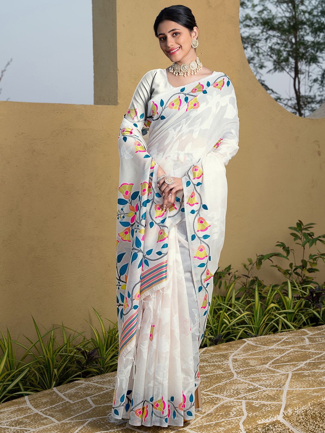 

Satrani Floral Woven Design Pure Cotton Jamdani Saree, White
