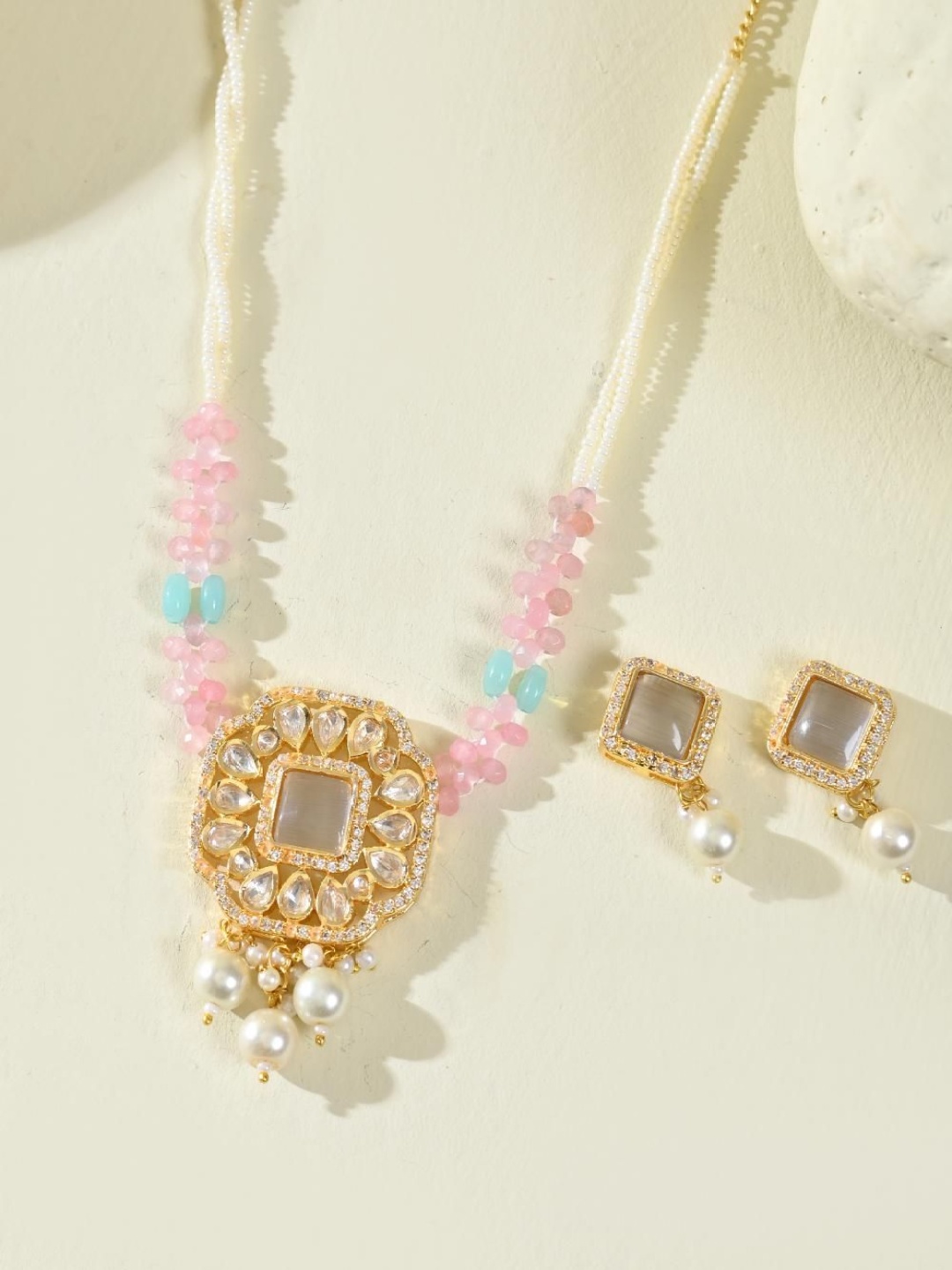 

STYYO Gold-Plated Kundan-Studded & Beaded Jewellery Set