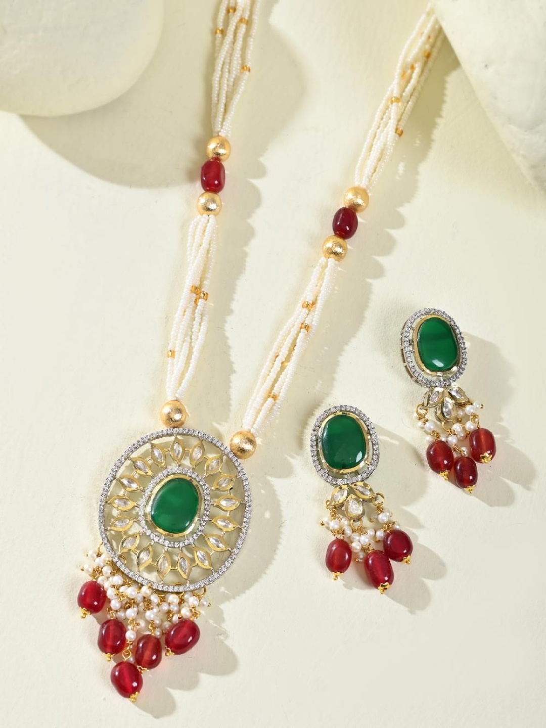 

STYYO Gold-Plated Kundan Stone Studded & Beaded Jewellery Set