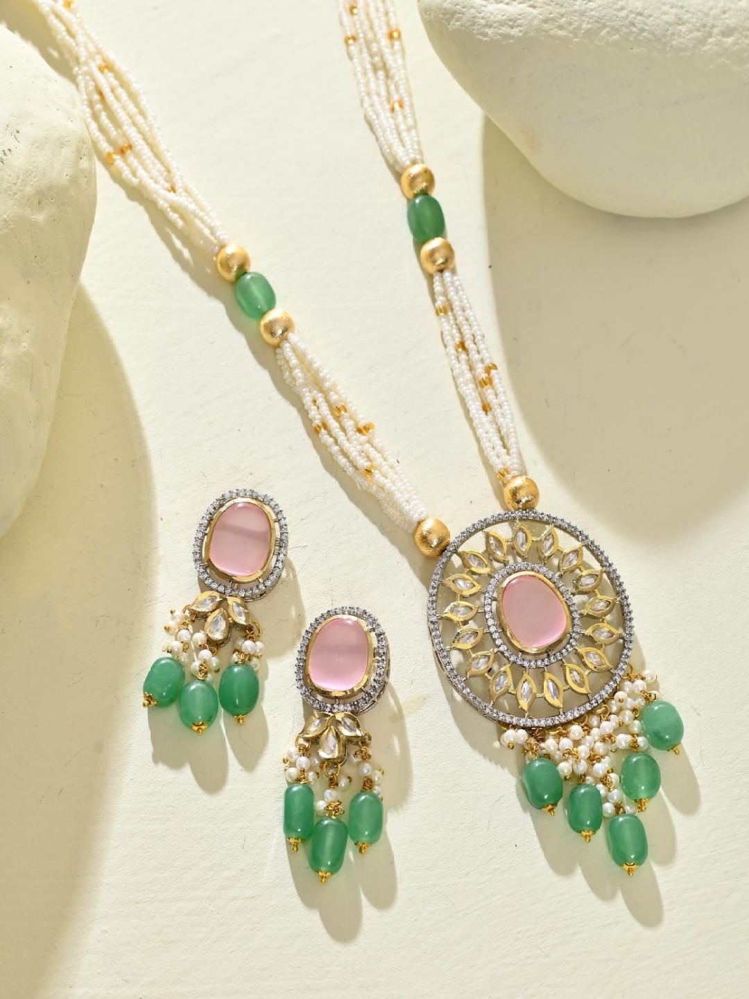 

STYYO Gold-Plated Kundan-Studded & Beaded Jewellery Set