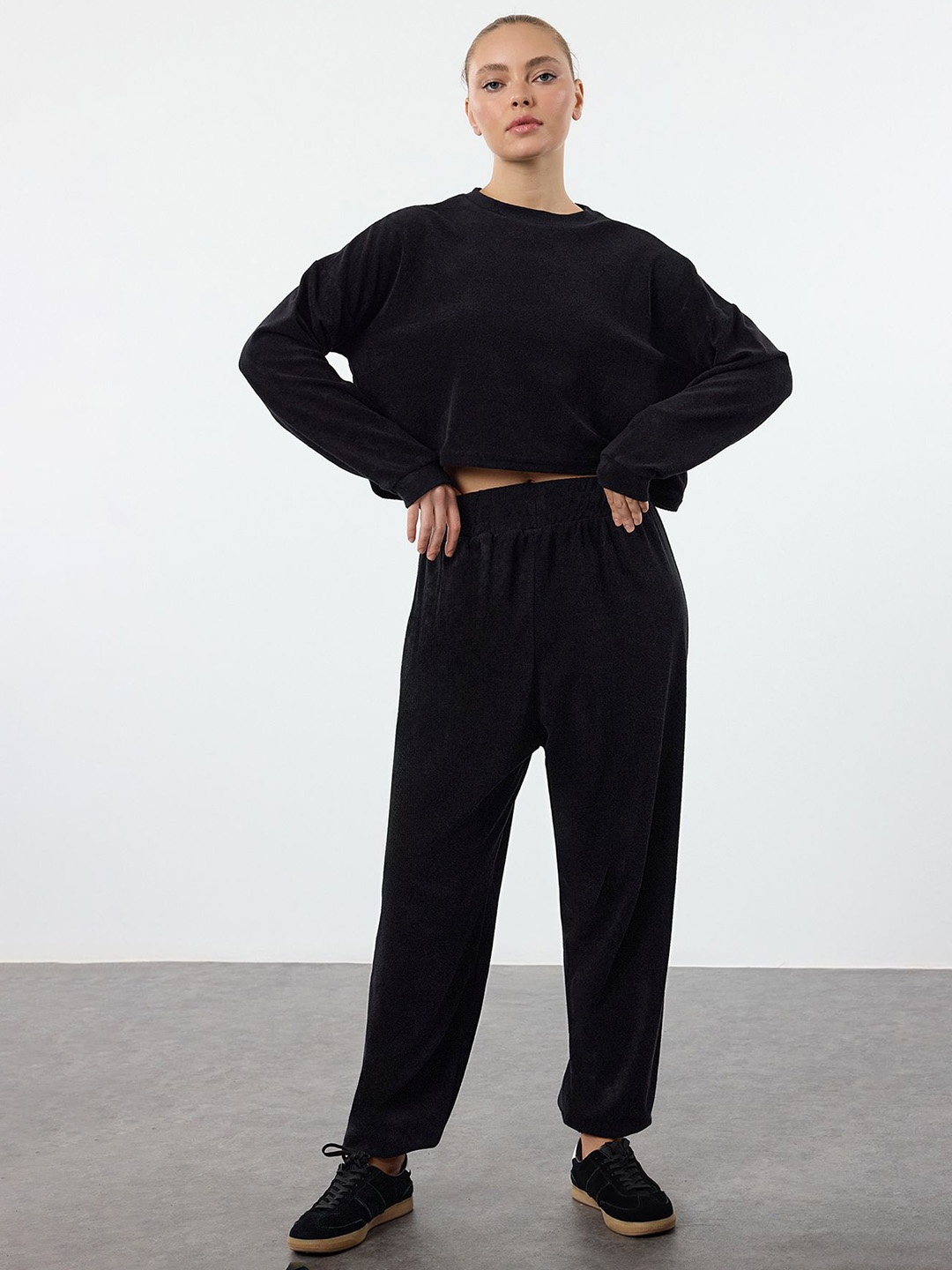 

Trendyol Round Neck Long Sleeves Sweatshirt With Jogger Co-Ords, Black