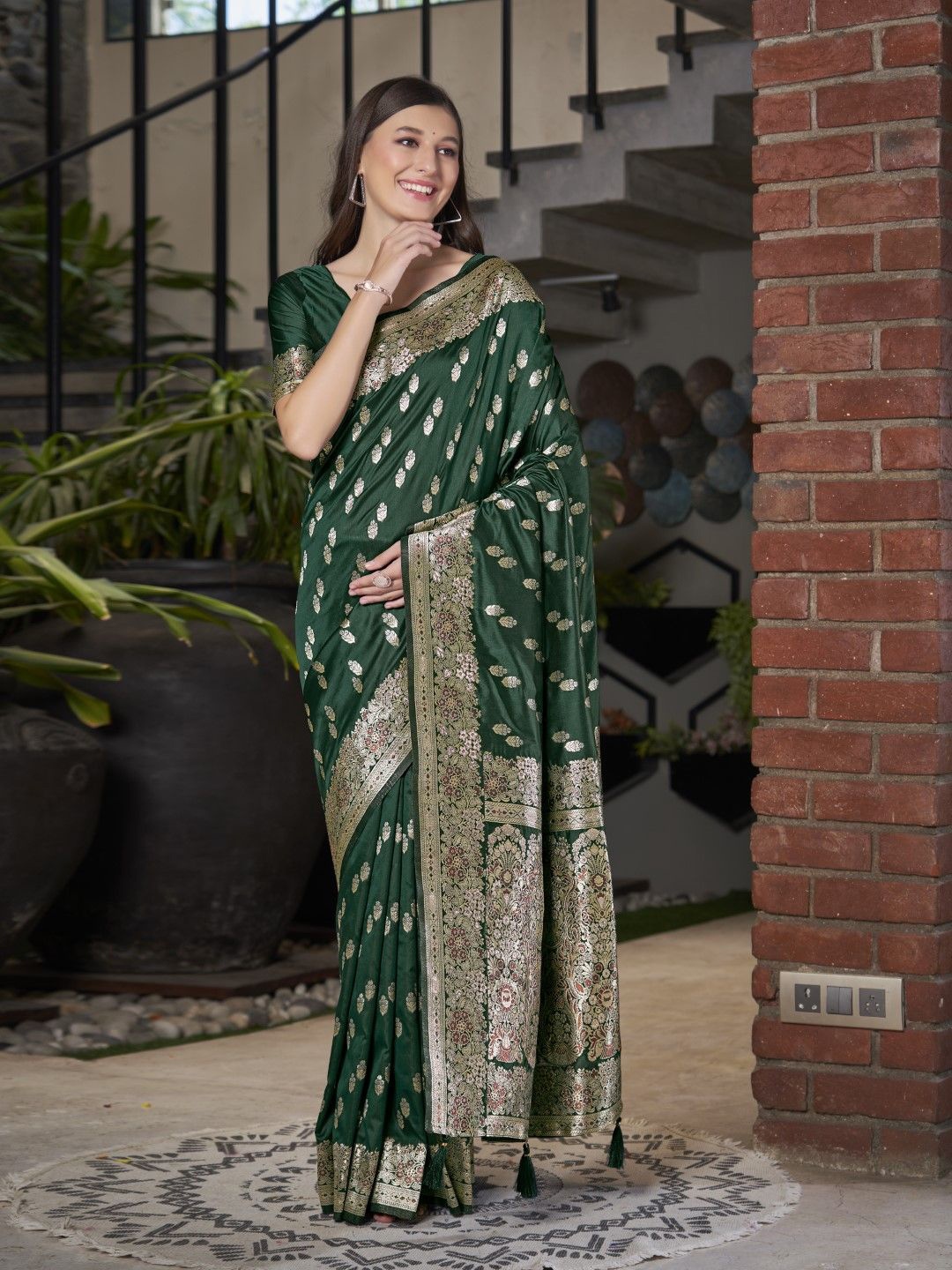 

SAREETHNIC Woven Design Zari Pure Silk Banarasi Saree, Green