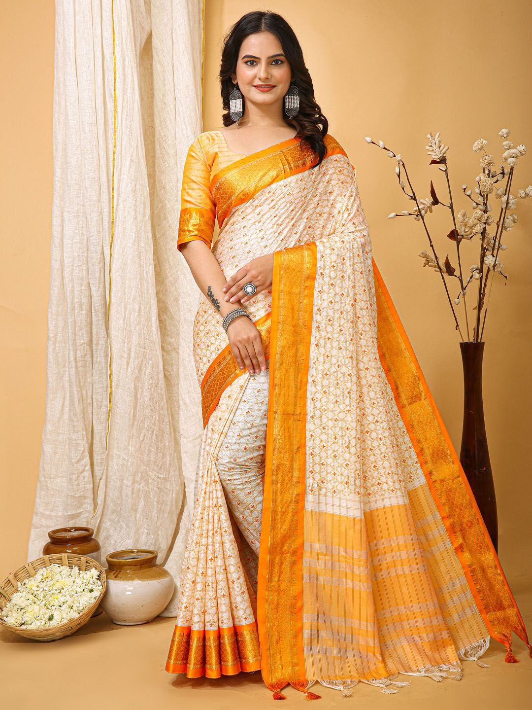 

KALINI Ethnic Motifs Printed Sungudi Saree, Off white