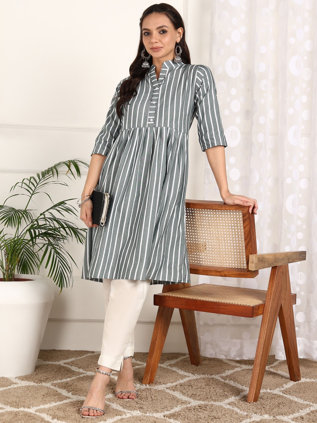 

Vinhscape Selection of 2 Striped Mandarin Collar Empire Cotton Anarkali Kurta, Grey