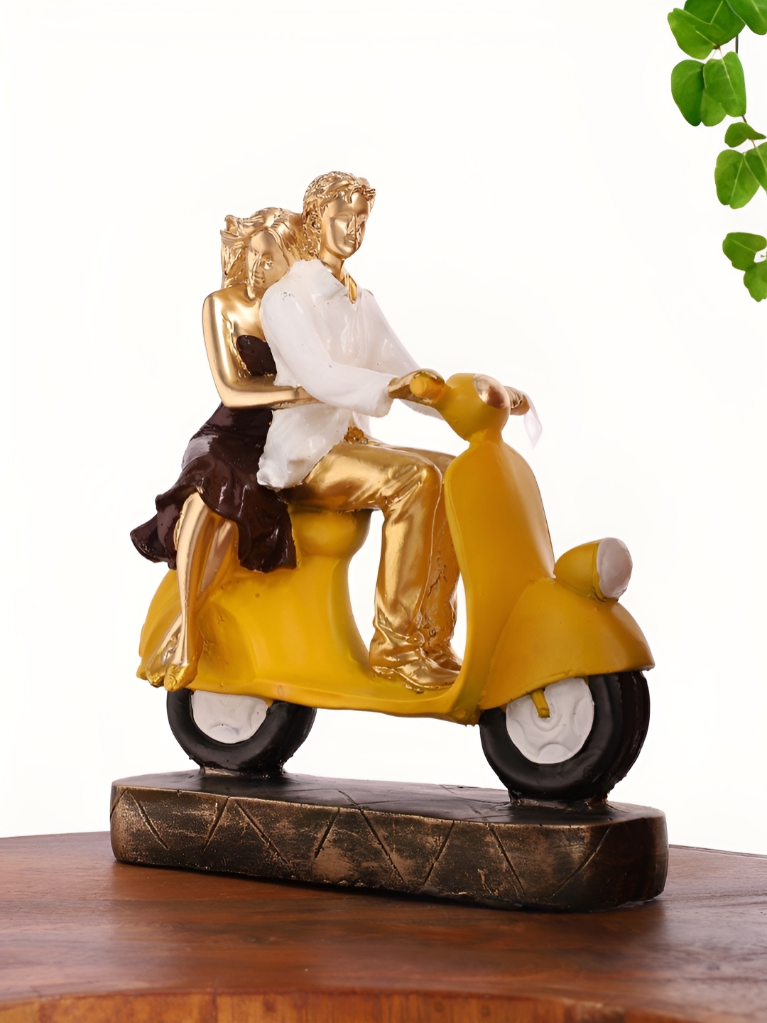 

INTERNATIONAL GIFT Decorative Showpiece Yellow Romantic Couple Figurine Showpiece