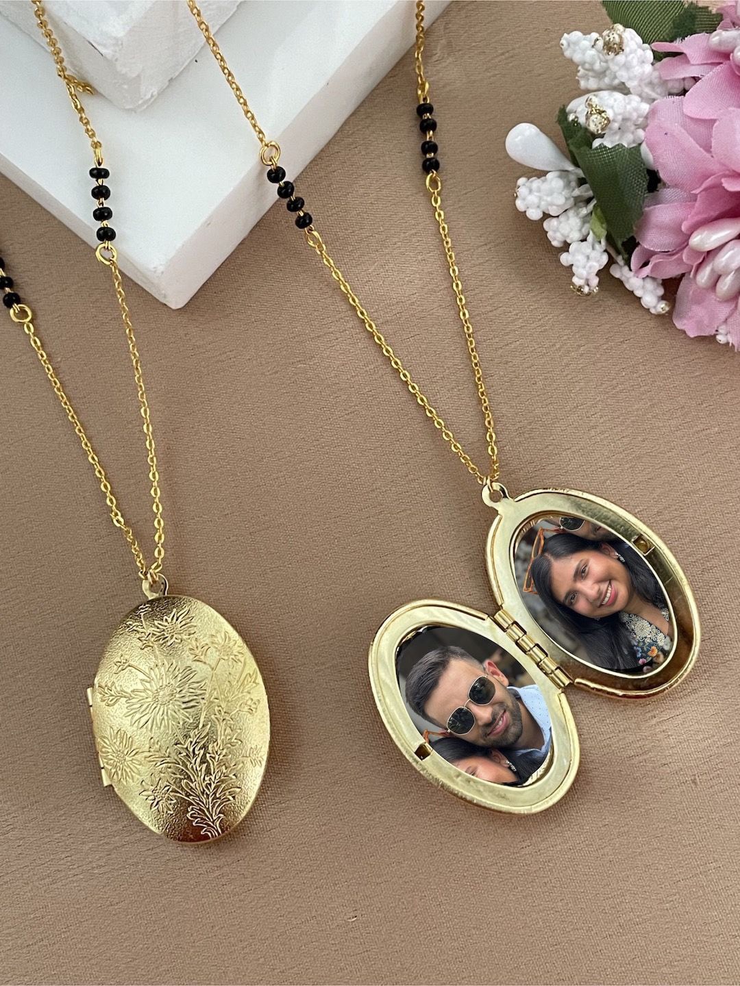 

Digital Dress Room Gold-Plated Big Oval Shape Photo-Frame Mangalsutra