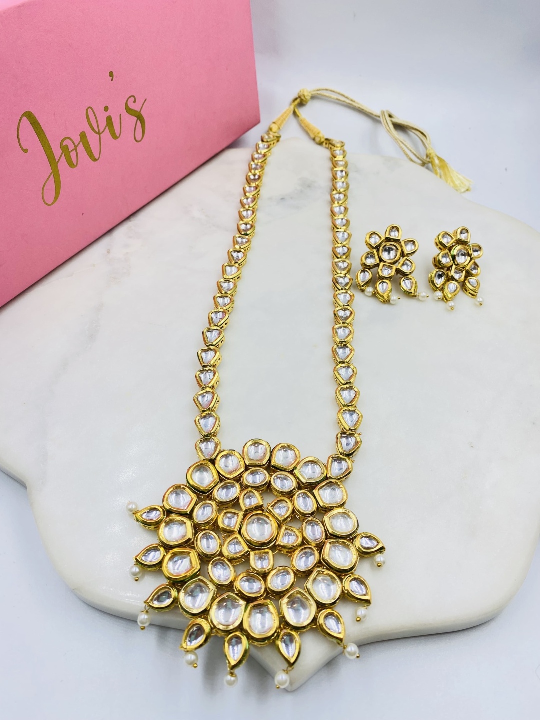 

JOVI'S JEWELS Kundan-Studded And Pearls Jewellery Set, Gold