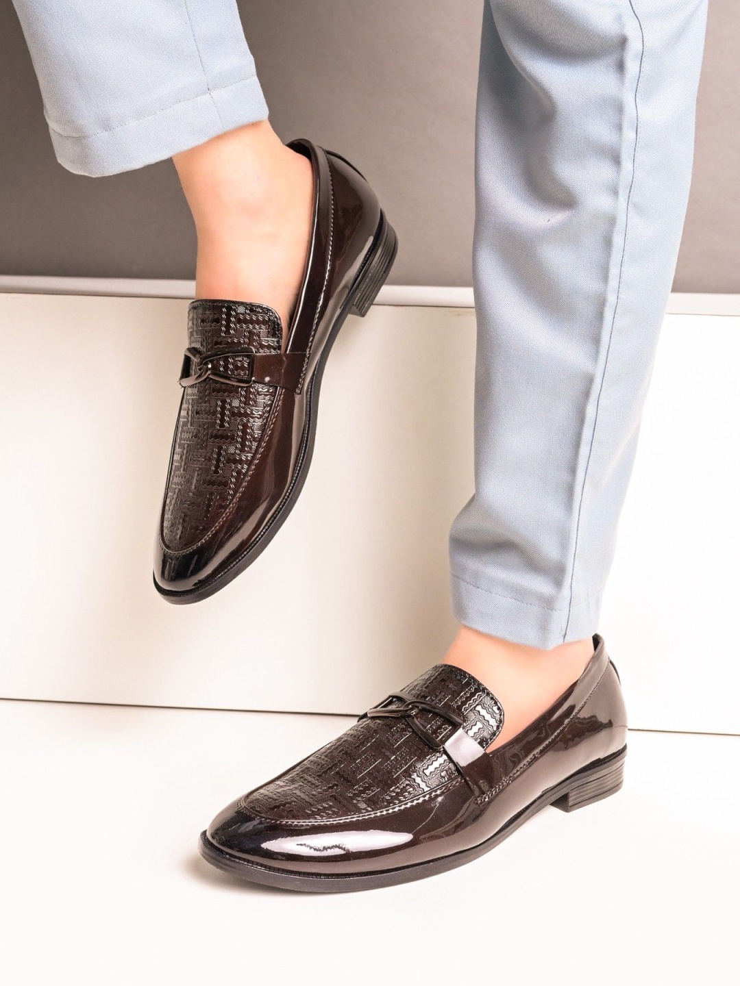 

INVICTUS Men Round Toe Formal Loafers, Brown