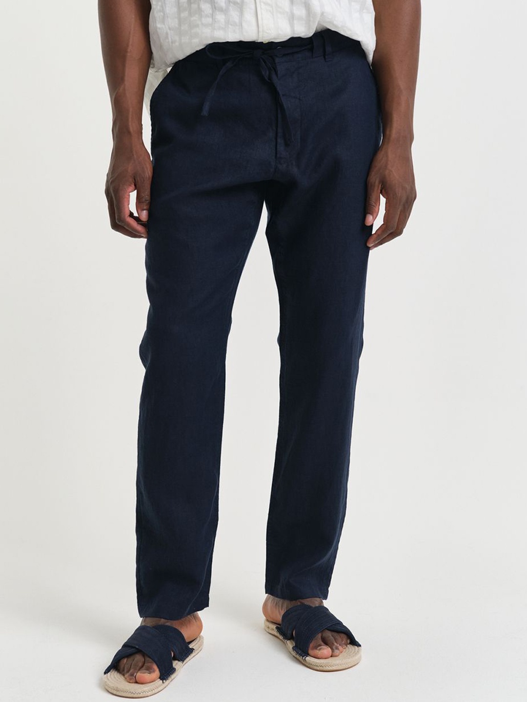 

GANT Men Relaxed Fit Linen Drawstring Mid Rise Trousers, Blue