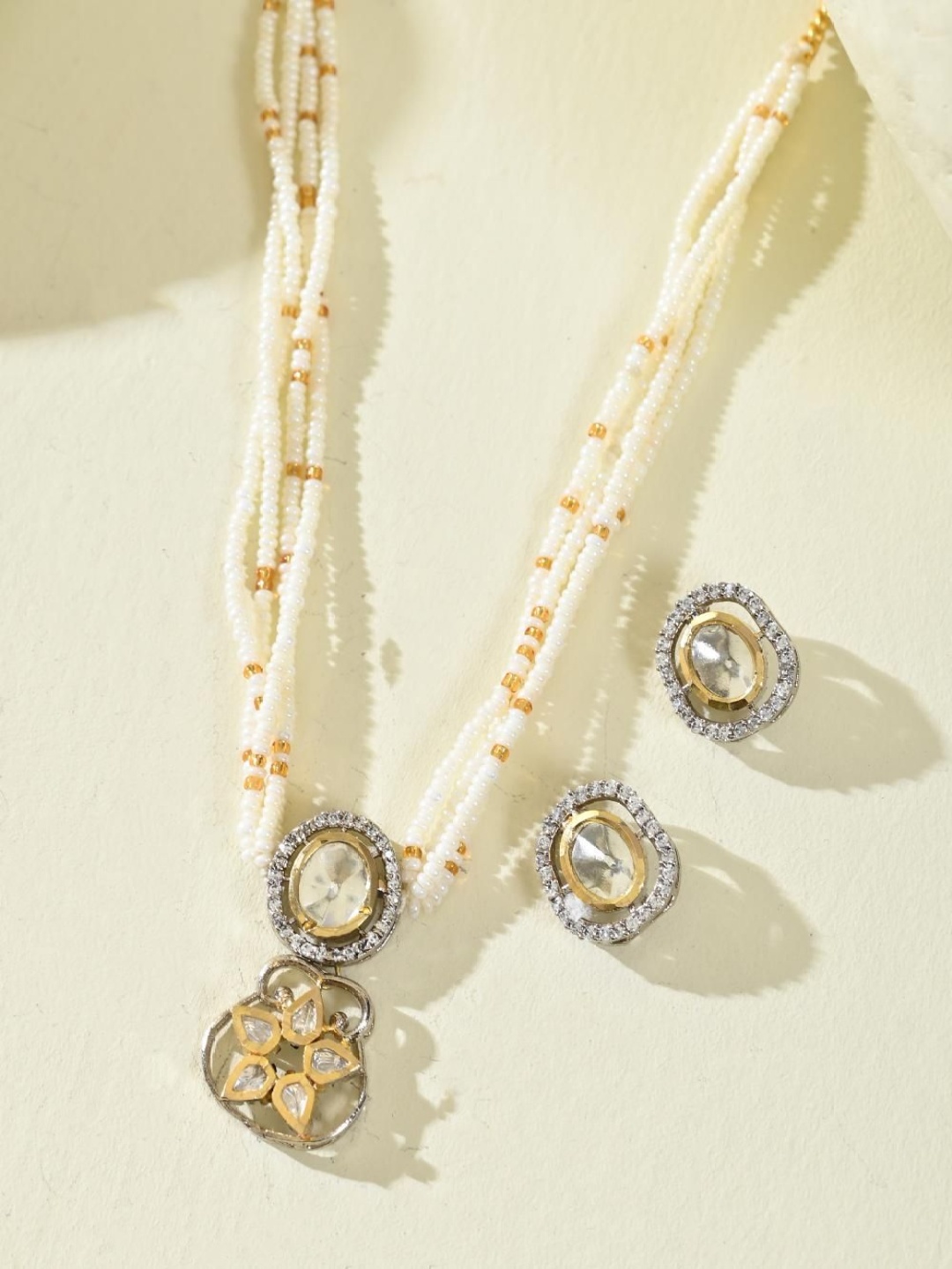 

STYYO Gold-Plated Kundan Stone Studded & Beaded Jewellery Set