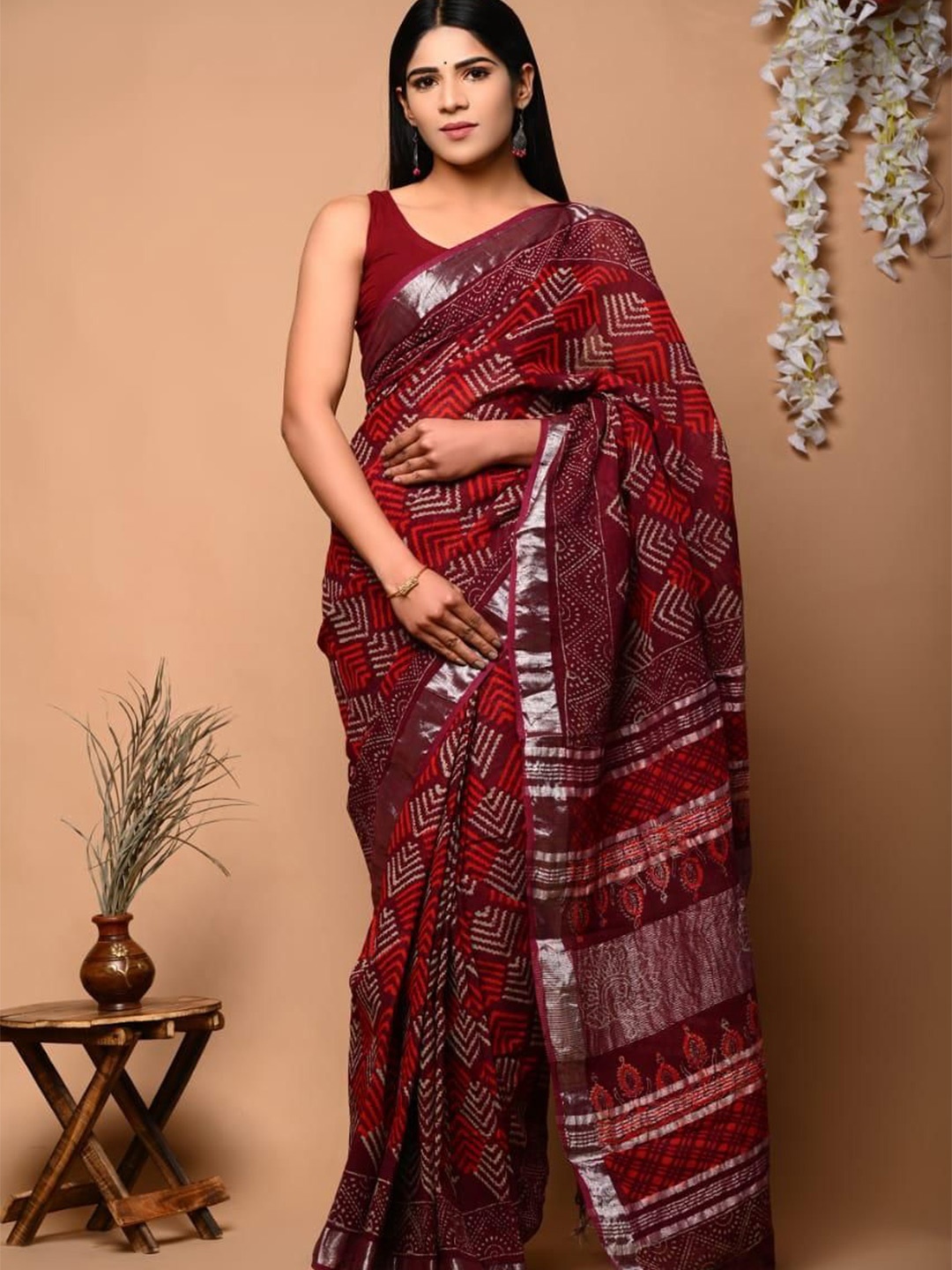 

VIJAYA VALLABH Women Ethnic Motifs Zari Banarasi Saree, Red