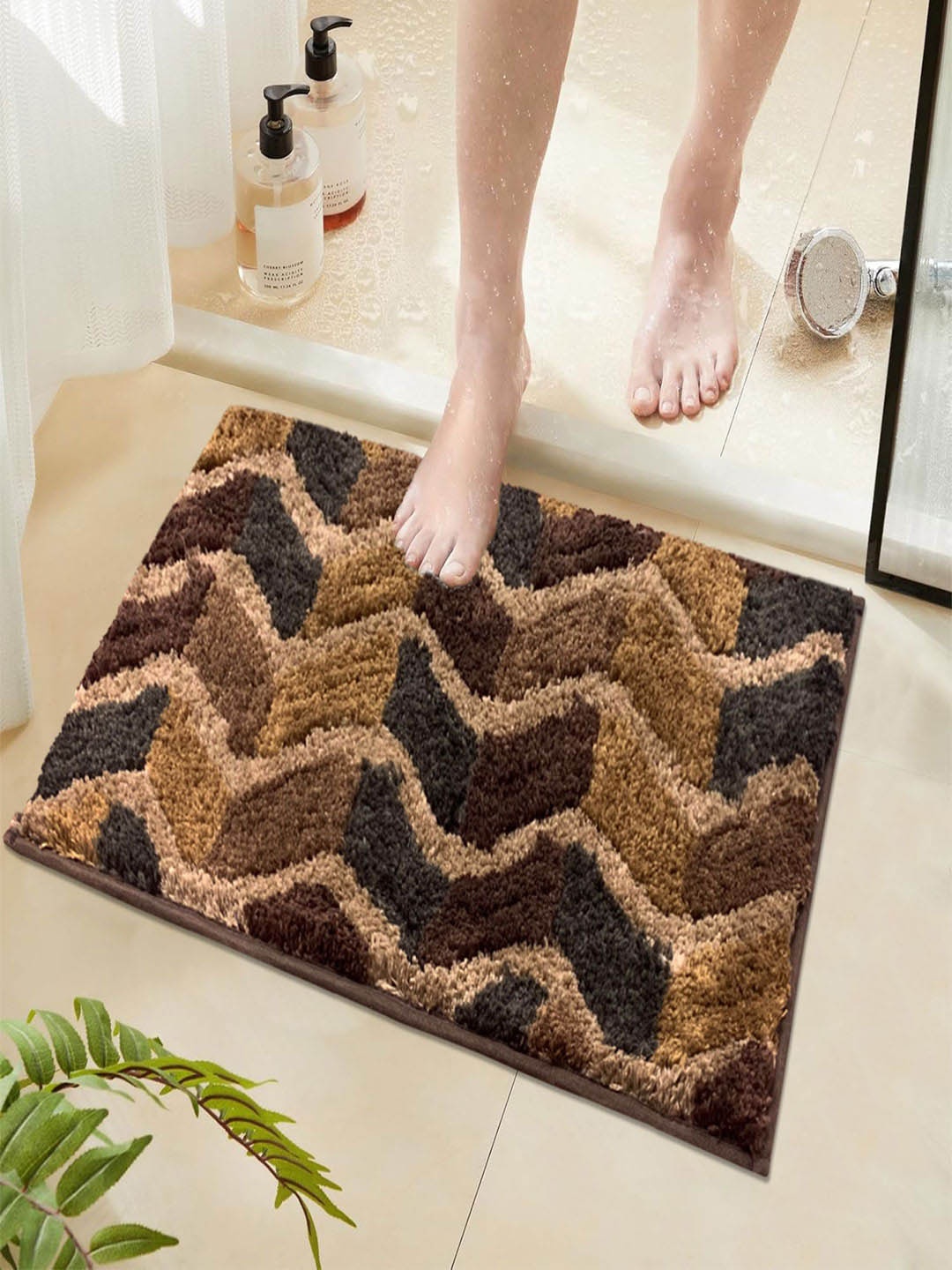 

LUXEHOME INTERNATIONAL Macau Taupe & Brown Zig-Zag Textured Super Soft Microfibre Bath Rug