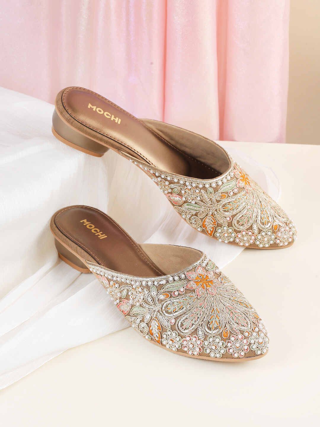 

Mochi Women Mojaris Flats, Gold