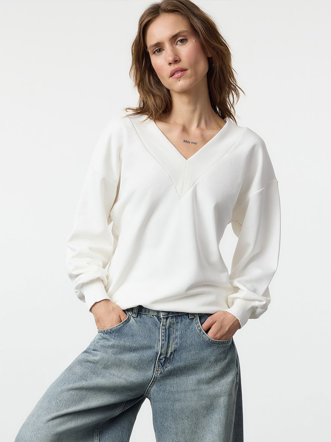 

Trendyol Women Long Sleeves Sweatshirt, White