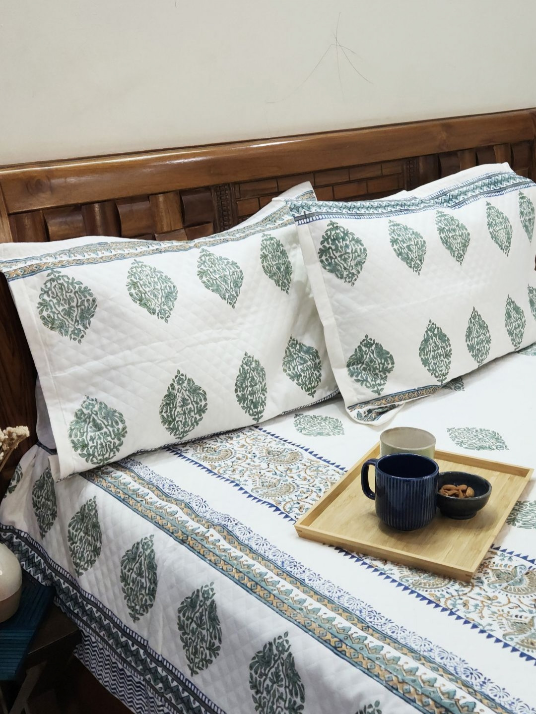 

DESIGN GAATHA White & Green Block Printed Cotton King Size Bed Cover With Pillow Covers