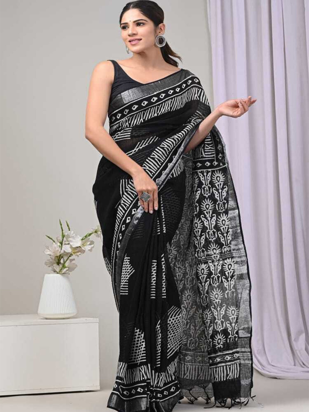 

VIJAYA VALLABH Ethnic Motifs Banarasi Saree, Black