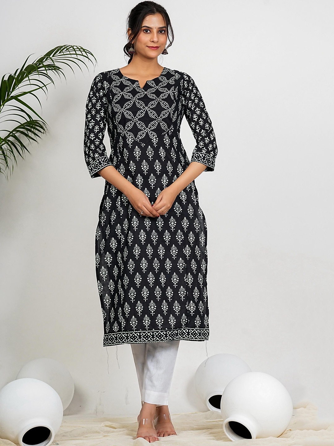 

Vbuyz Floral Printed Cotton Notch Neck Straight Kurta, Black