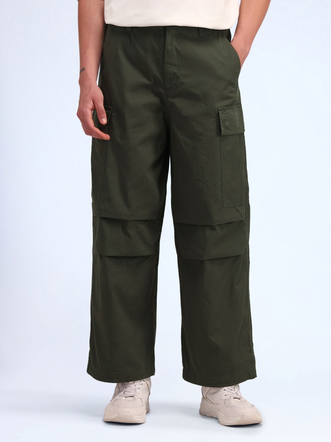 

Flying Machine Men Loose Fit Cotton Cargos Trousers, Green
