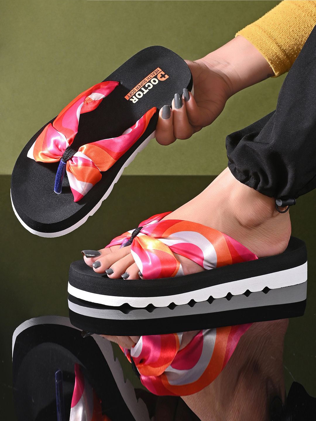 

DOCTOR HEALTH SUPER SOFT Women Printed Sliders, Black