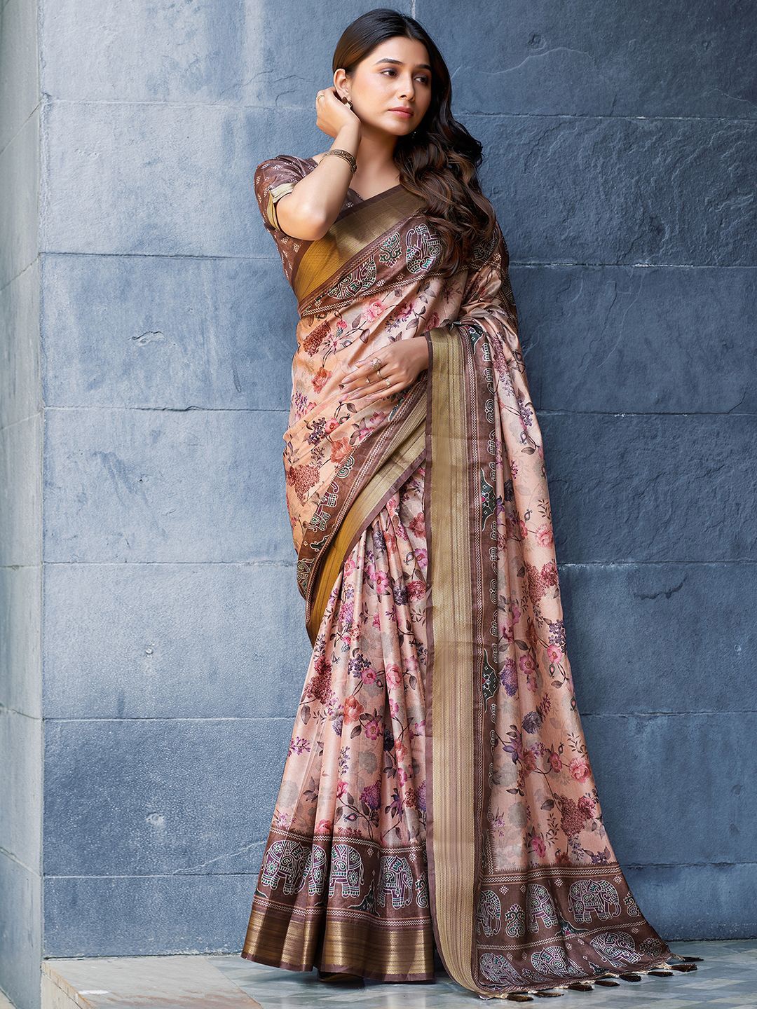 

Mitera Floral Printed Zari Saree, Peach