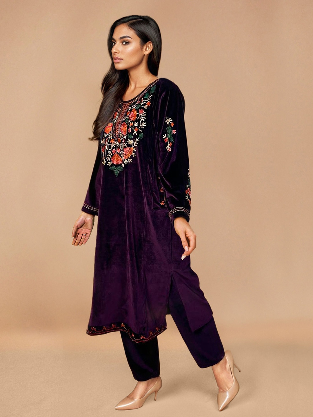 

trueBrowns Floral Embroidered Velvet Straight Kurta With Trousers, Burgundy