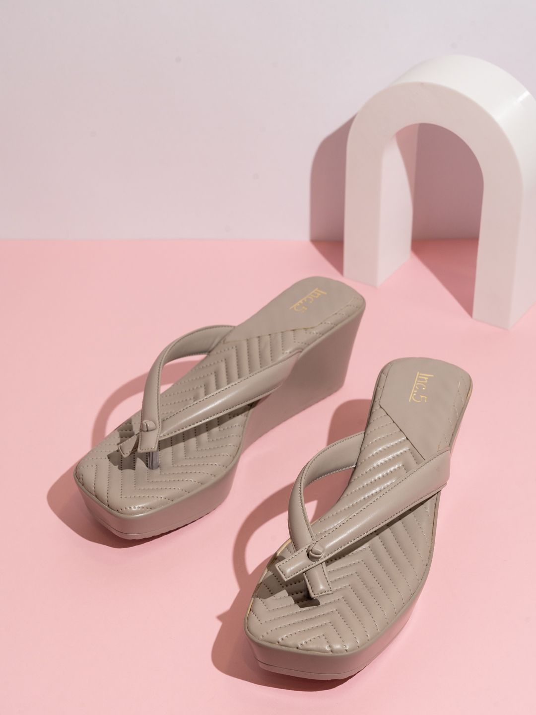 

Inc 5 Party Wedge Sandals, Grey