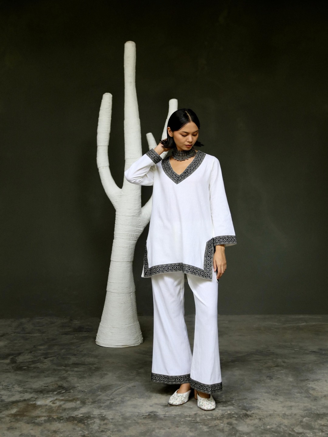 

4427 clothing Women Floral Regular Linen Kurti with Trousers, White