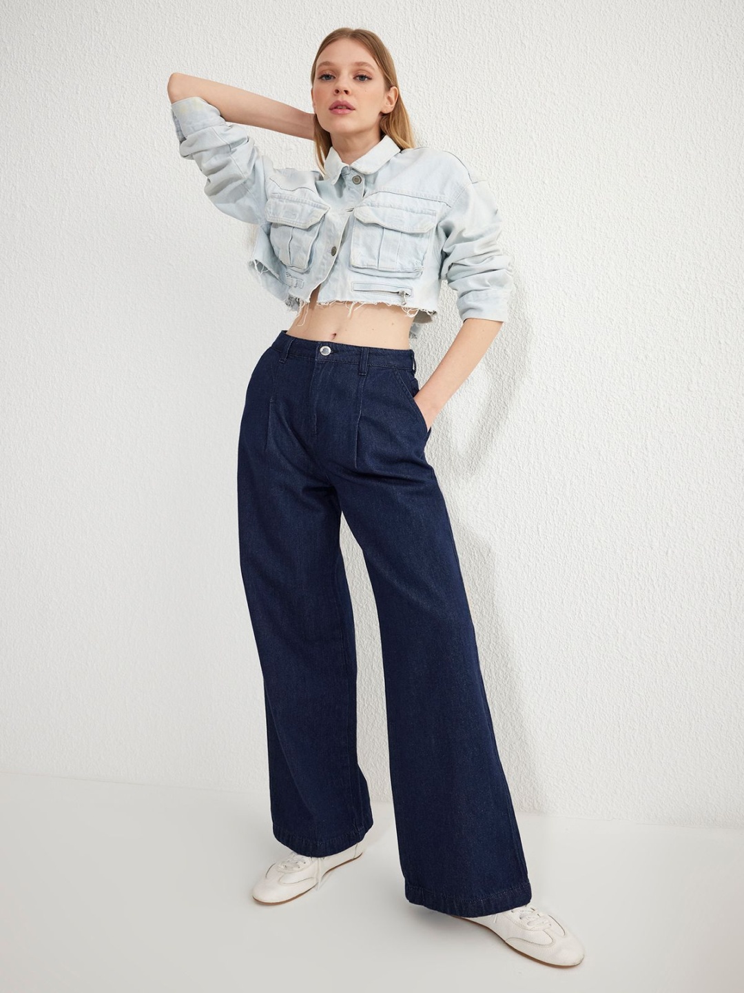 

Trendyol Women Low Distress Jeans, Na