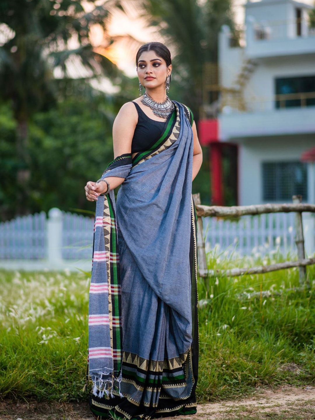 

8POURE Designer Solid Jamdani Saree, Grey