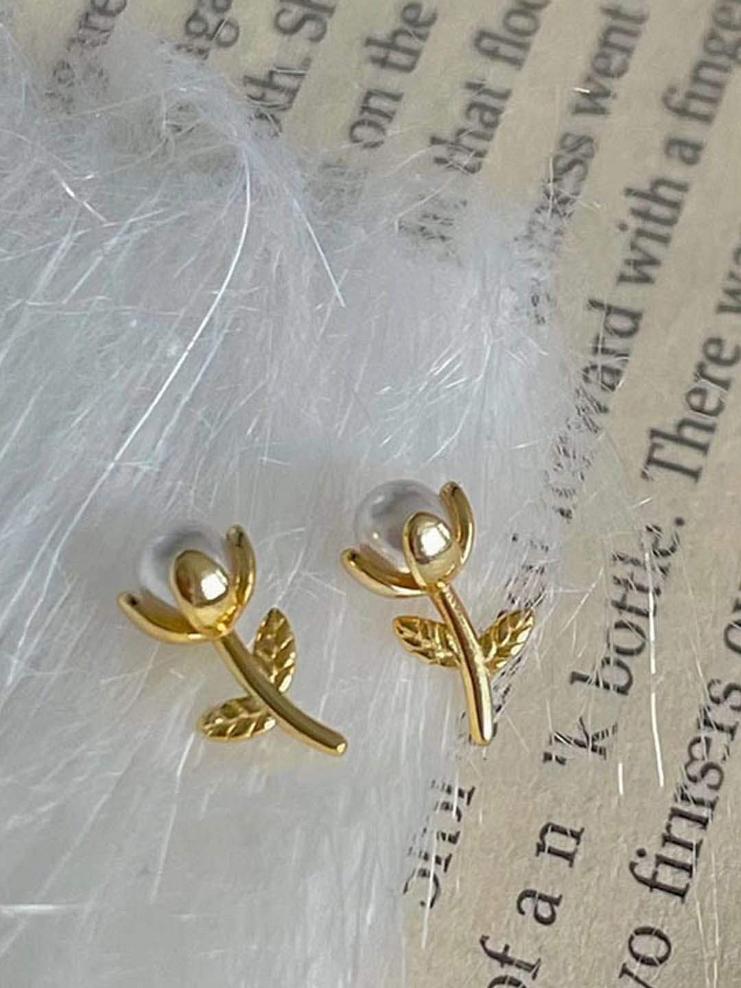 

StyleCast Artificial Beaded Floral Shaped Studs, Gold