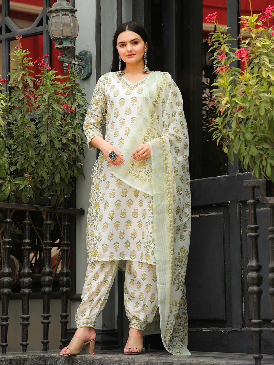 

Vintro Women Printed Regular Kurta with Trousers & With Dupatta, Yellow