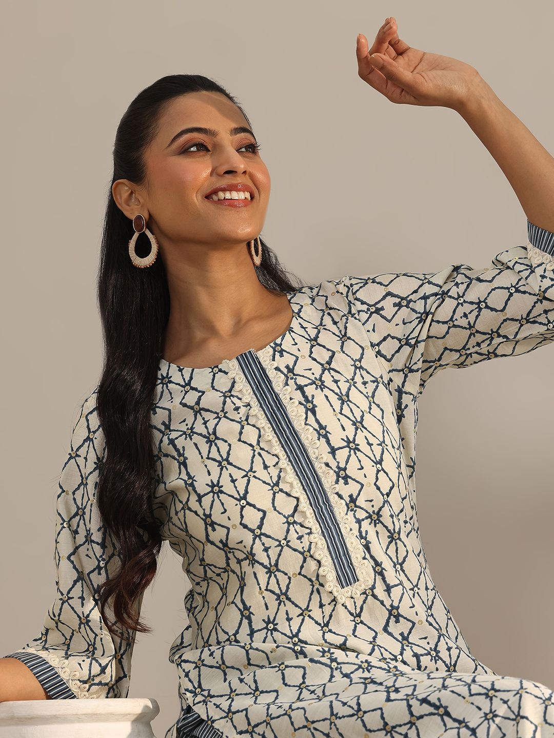 

Libas Off White Geometric Printed Sequinned Straight Kurta With Trousers