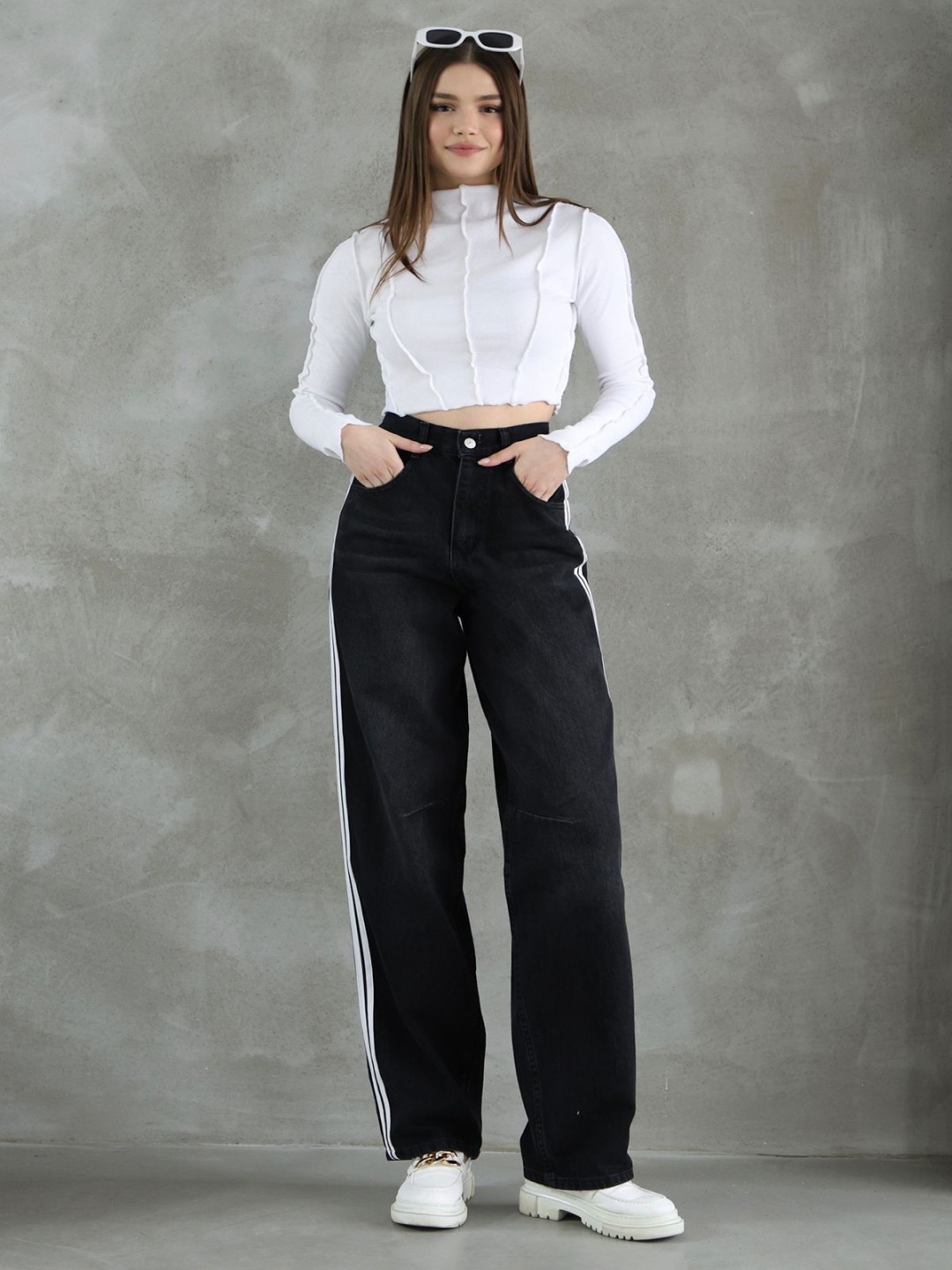 

Trendyol Women Mid-Rise Cotton Jeans, Black