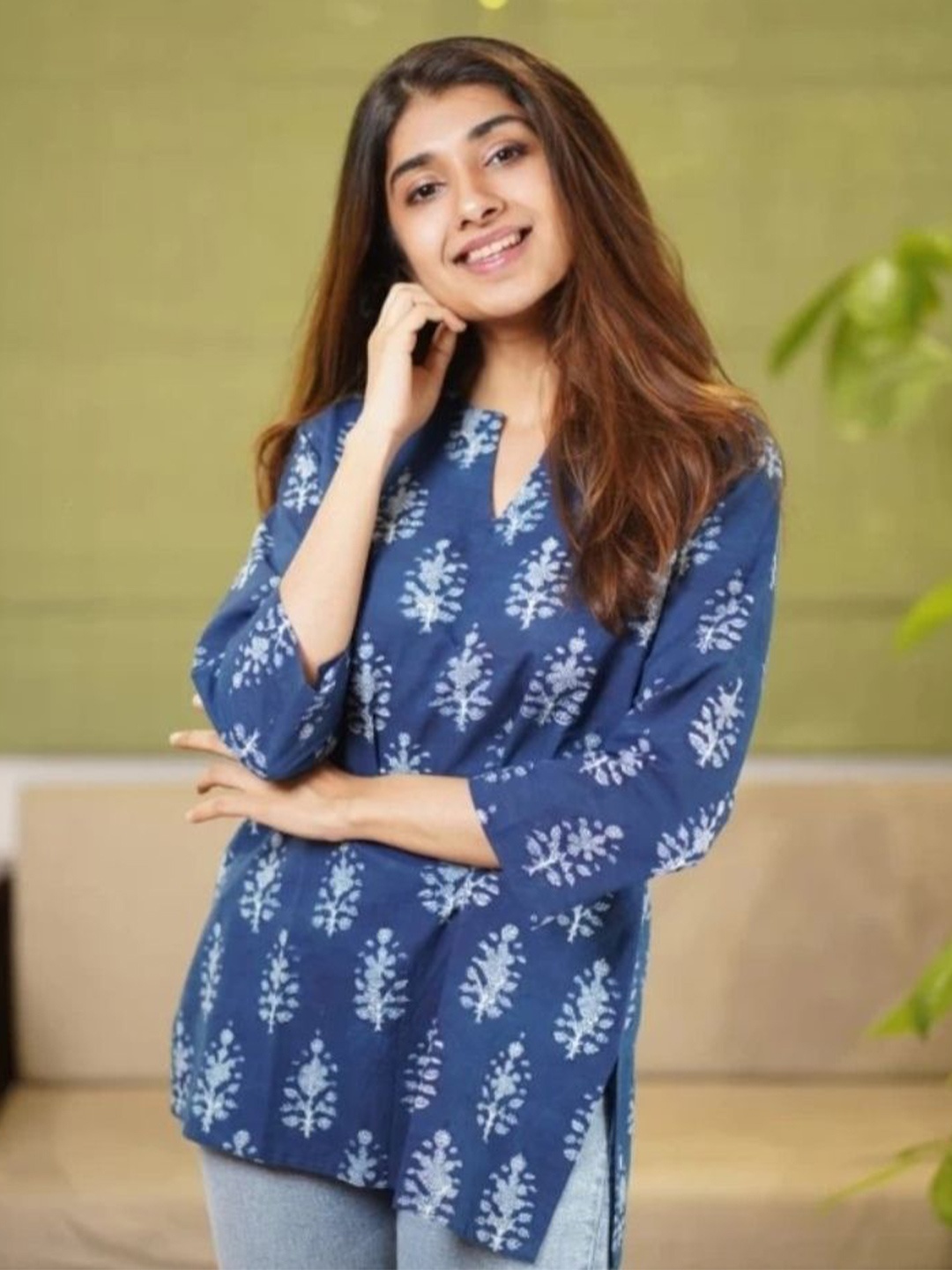 

HYTEN Floral Printed Kurti, Navy blue