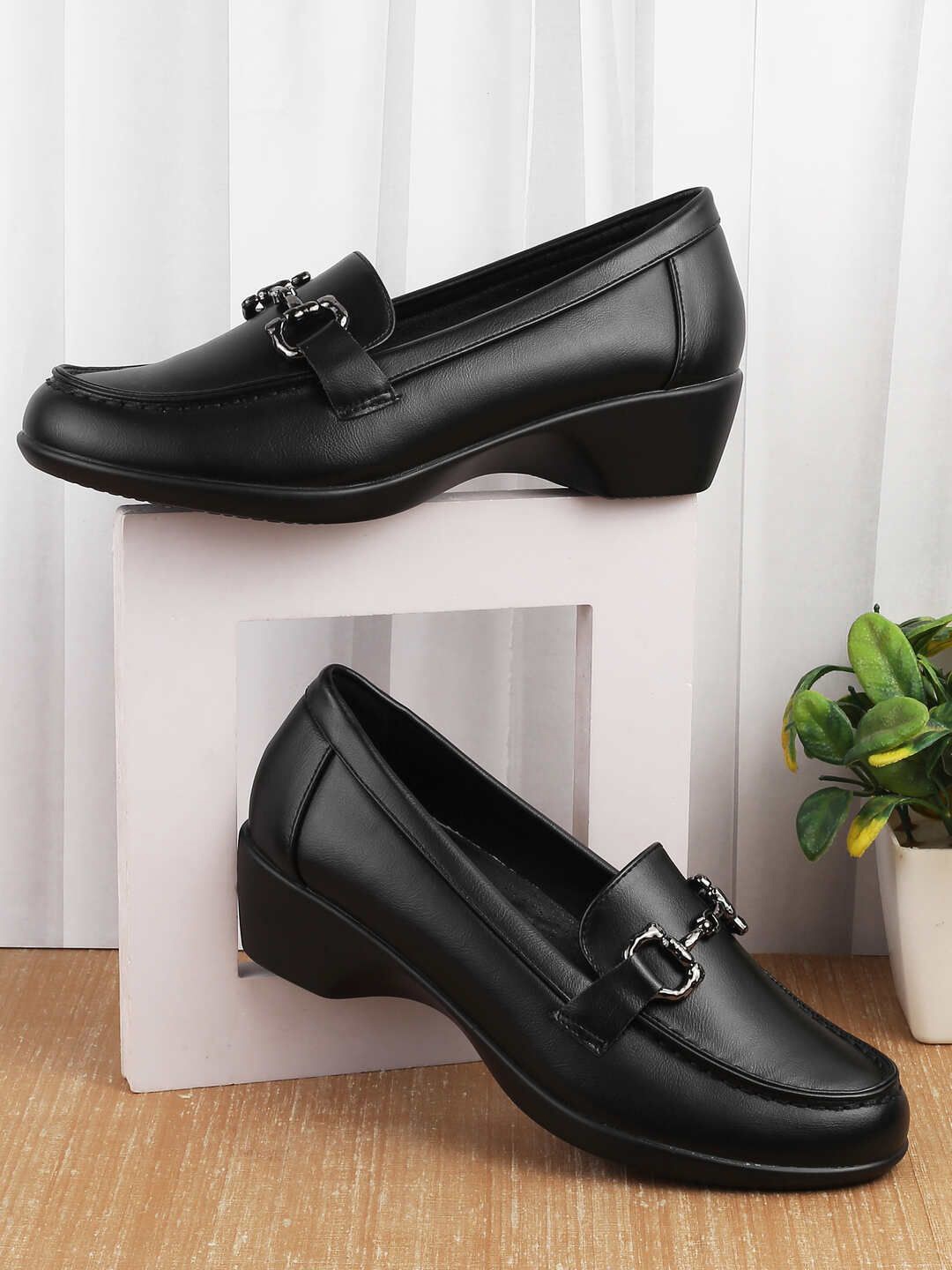 

Mochi Women Round Toe Loafers, Black