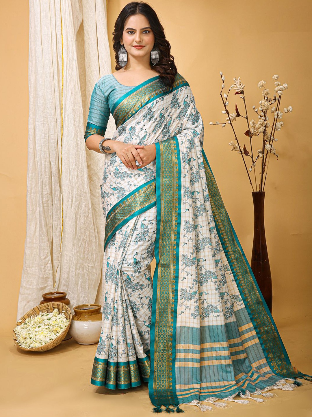 

KALINI Abstract Printed Sungudi Saree, Off white