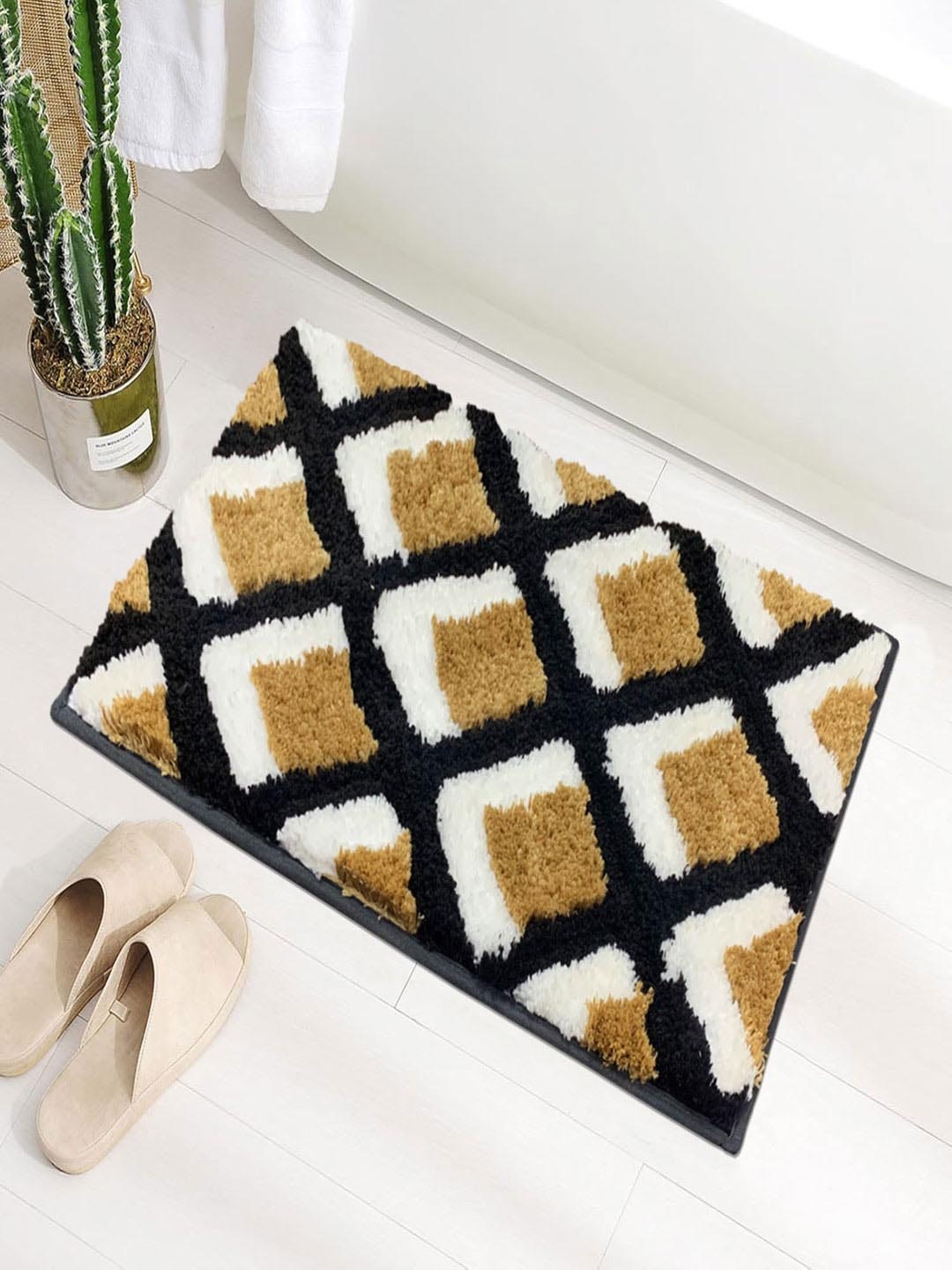 

LUXEHOME INTERNATIONAL Macau White Geometric Printed Super Soft Microfibre Bath Rug, Yellow